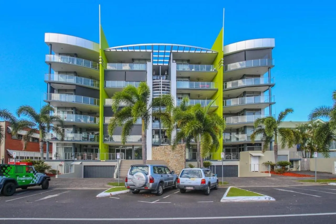 Stylish Park View City Apartment 103 Cairns